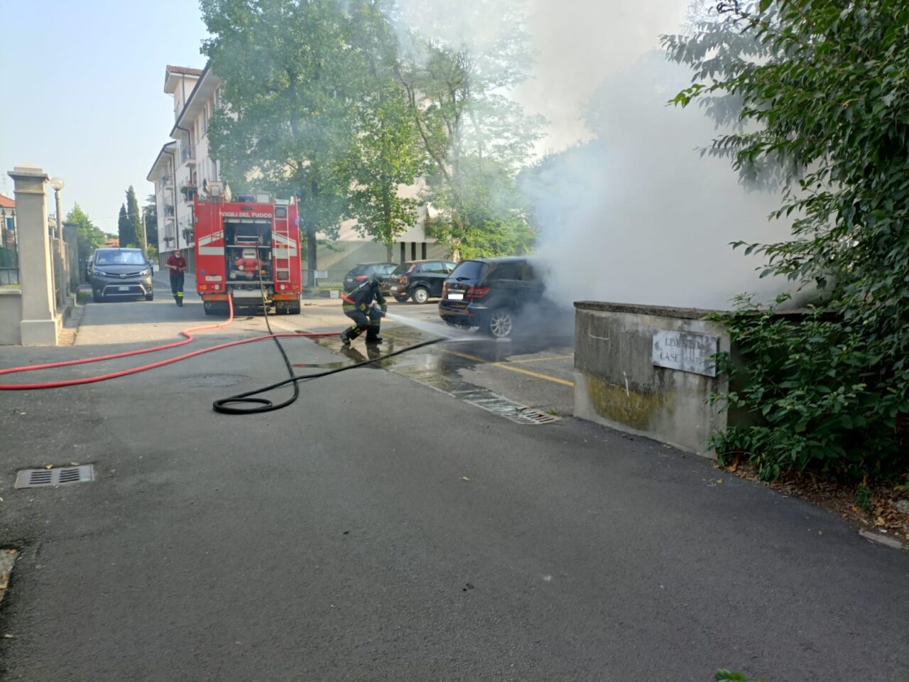 Auto in fiamme a Cassano, intervengono i Vigili del fuoco