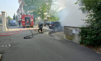 Auto in fiamme a Cassano, intervengono i Vigili del fuoco