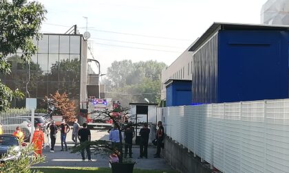 Incendio in un capannone: evacuati i lavoratori