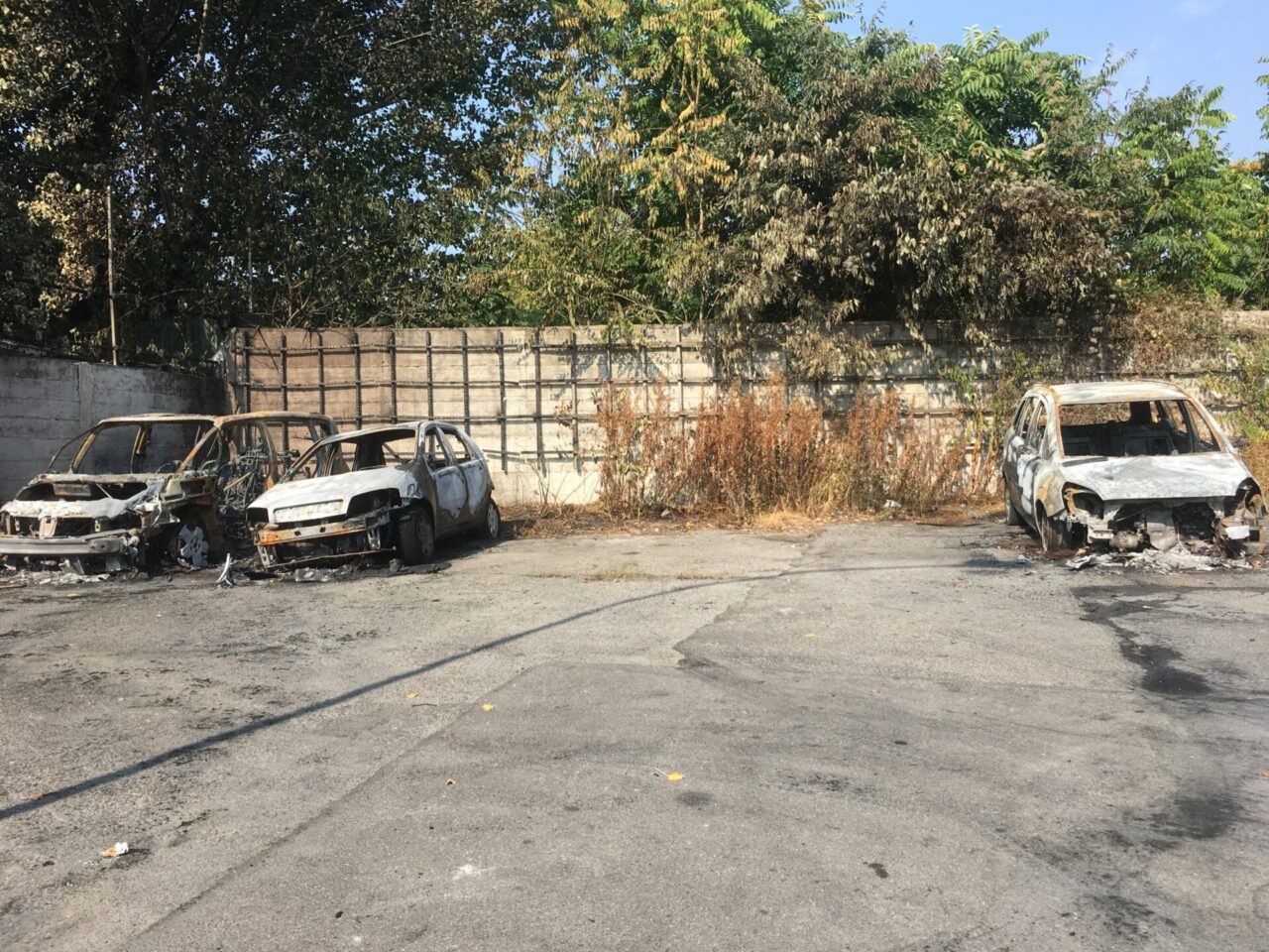 Tre macchine incendiate: colonna di fumo visibile a chilometri di distanza