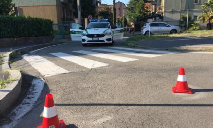 Si apre un buco nell'asfalto: strada chiusa dalla Polizia Locale