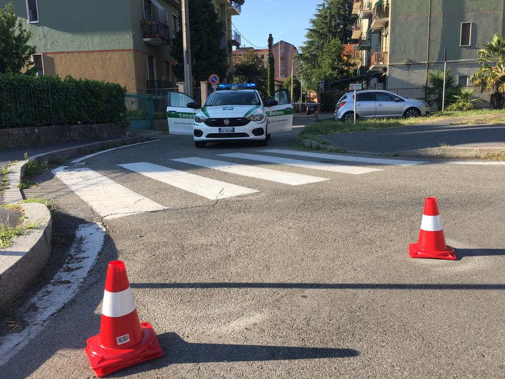 Si apre un buco nell’asfalto: strada chiusa dalla Polizia Locale