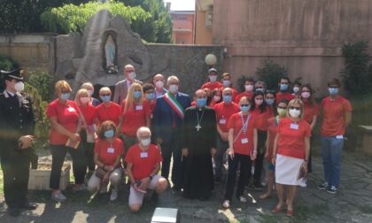 La visita dell'arcivescovo Delpini al centro vaccinale di Vimodrone: raggiunte le 30mila dosi