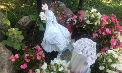 Vandali senza Dio distruggono la statua della Madonna