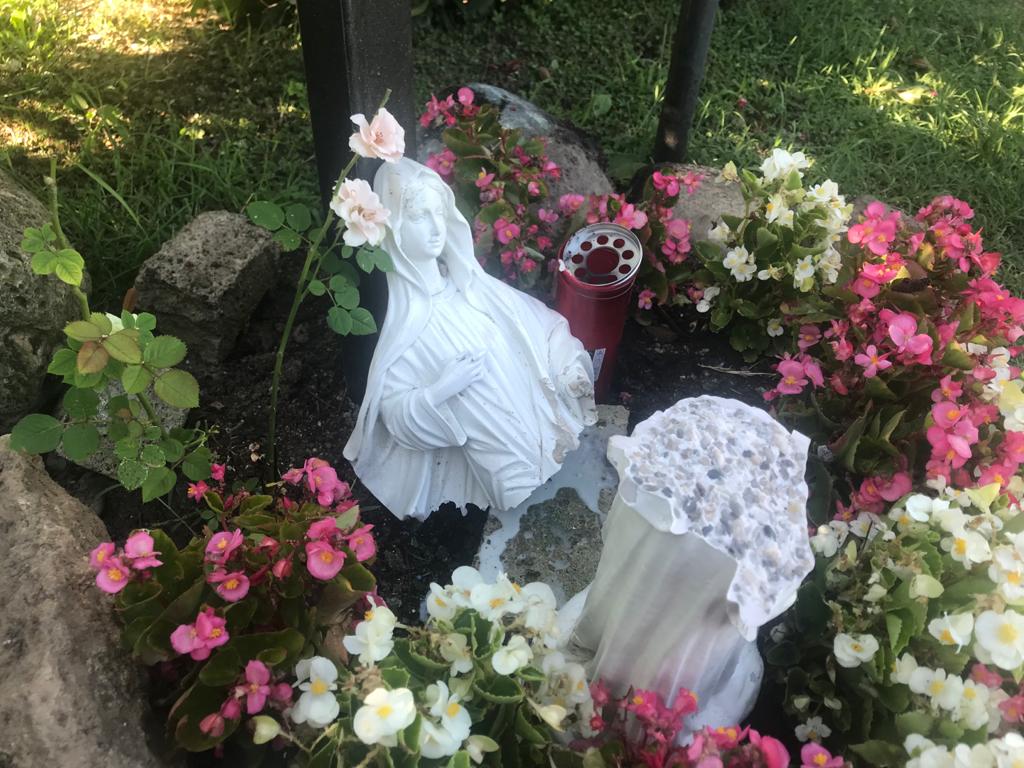 Vandali senza Dio distruggono la statua della Madonna