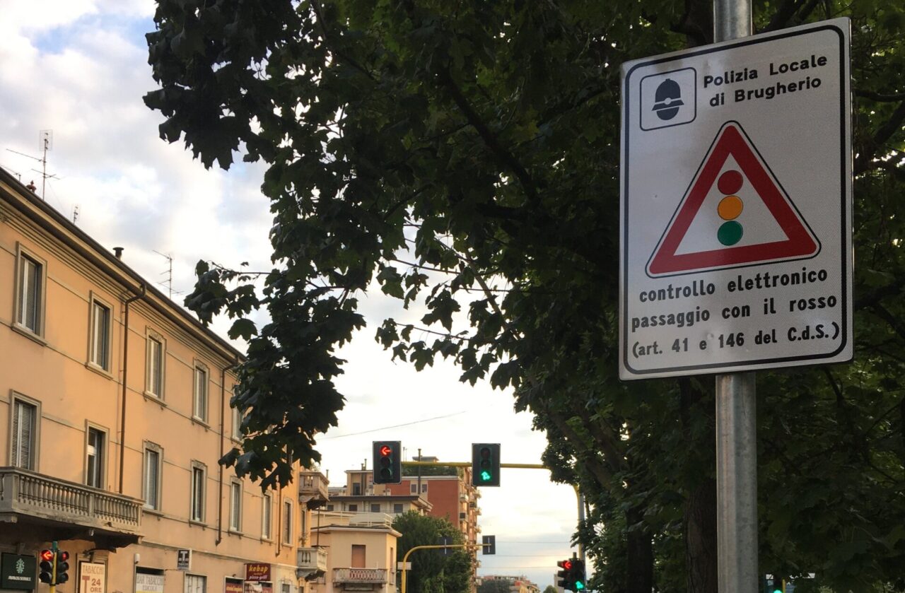 Semaforo T-Red vandalizzato, la condanna della Lega: “Ma il Comune è moralmente responsabile”