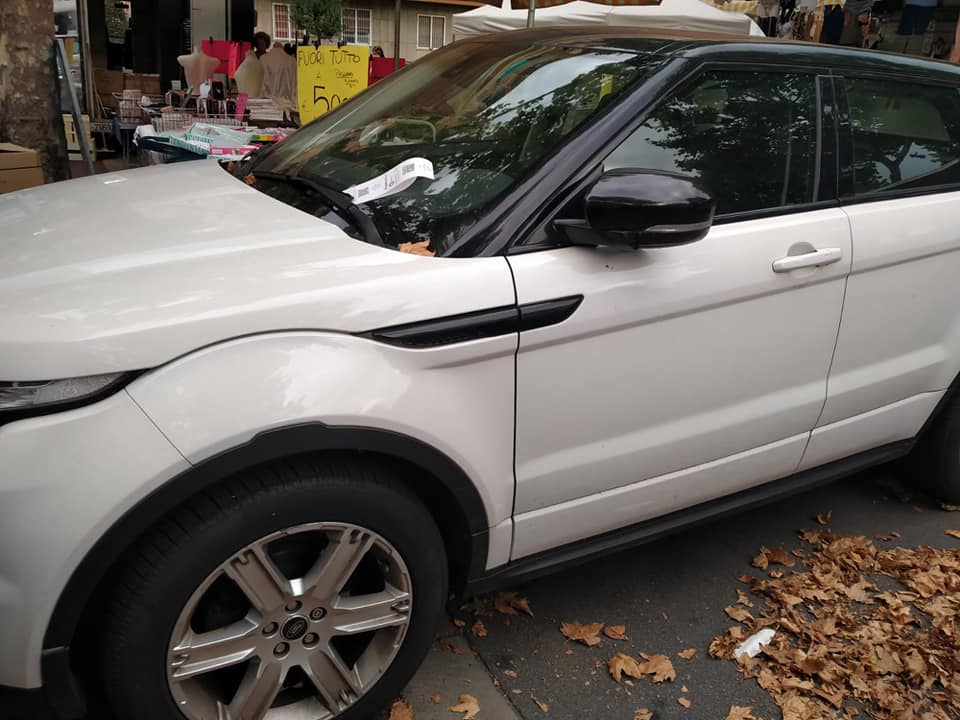 Suv rimosso perché in sosta in mezzo alle bancarelle del mercato: era stato rubato e aveva targhe clonate