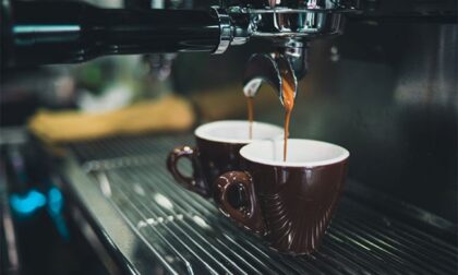 Il figlio è positivo al Covid, ma i genitori violano la quarantena... per fare colazione al bar