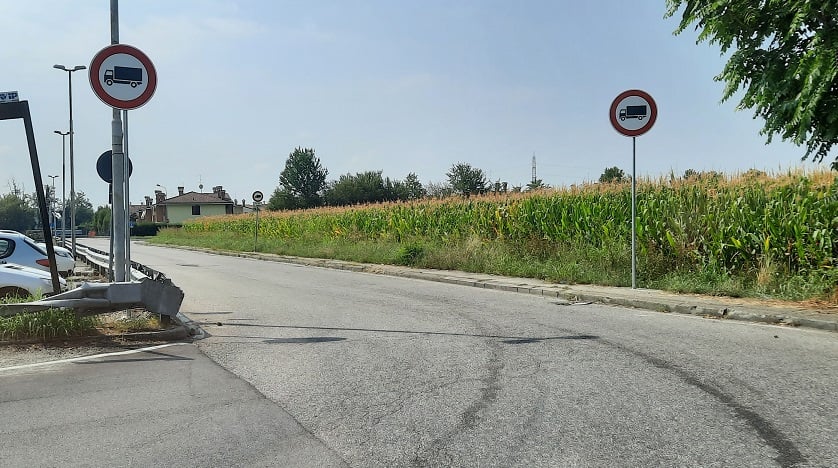 I cartelli di divieto d’accesso ci sono, ma i Tir passano ancora davanti alle case