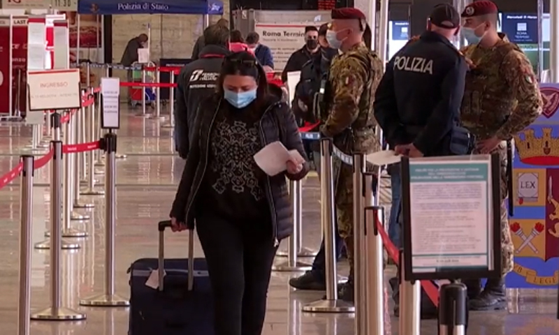 Due giorni alla rivoluzione Green pass: verso l’obbligo anche per trasporti e personale scolastico