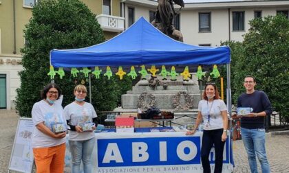 Abio Martesana in piazza con i cestini di pere, ma la beneficenza non si ferma