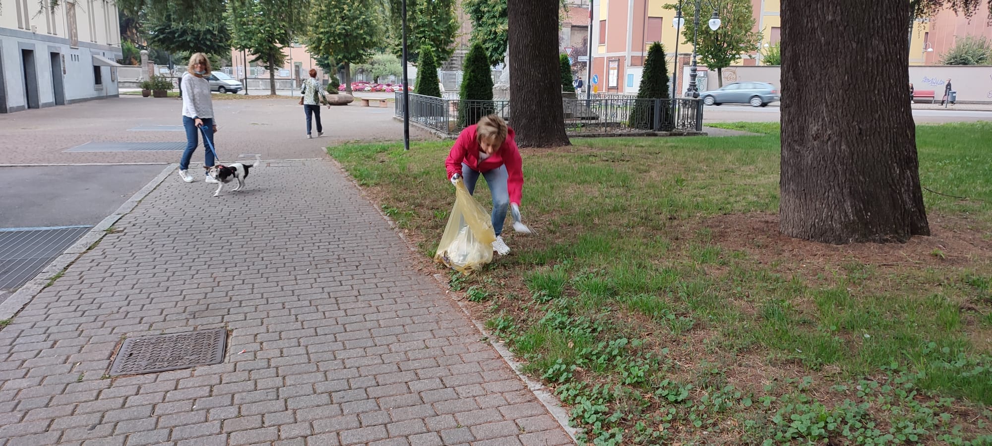 Giornata del Verde pulito a Trezzo sull'Adda il sindaco Silvana Centurelli al lavoro