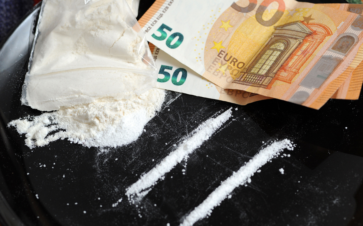 Ingoia venti ovuli di cocaina, poi li espelle: beccato dalla Polizia… sul gabinetto