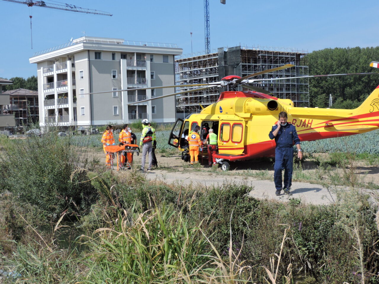 Il figlio cade dall’impalcatura, il padre si lancia per salvarlo