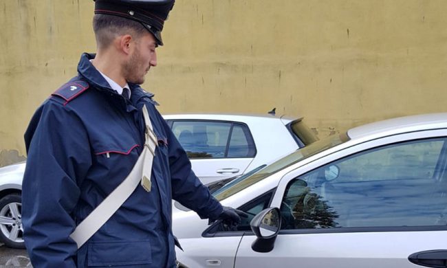 Truffa dello specchietto, raggirata una donna