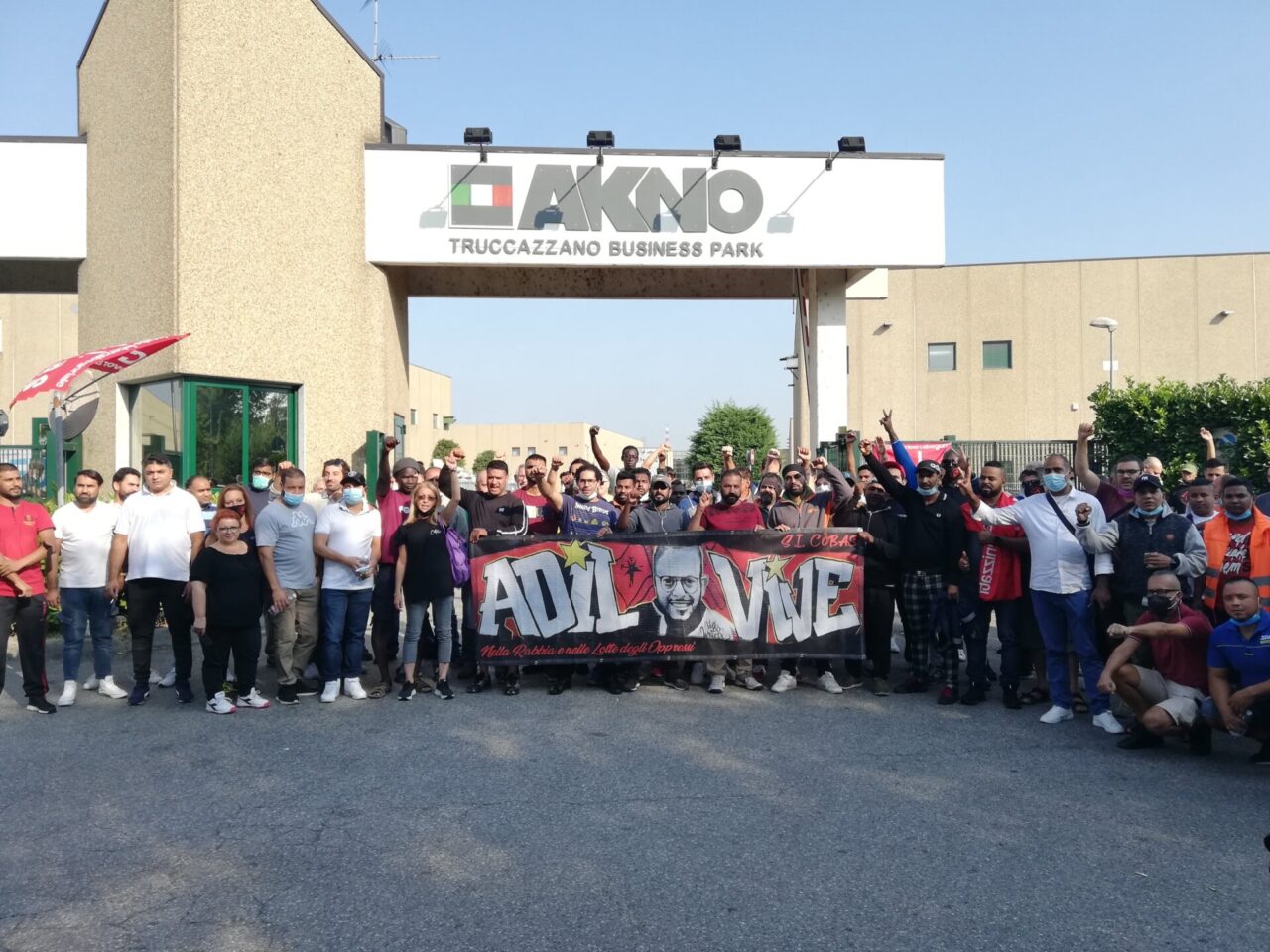 Picchetto a Truccazzano al fianco dei 49 lavoratori sospesi