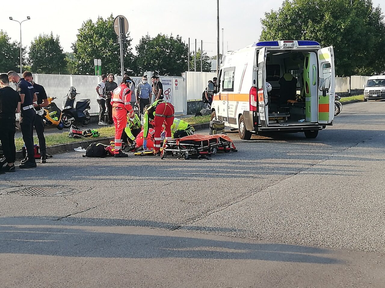 Sedicenne cade a terra con la moto: soccorso in codice giallo