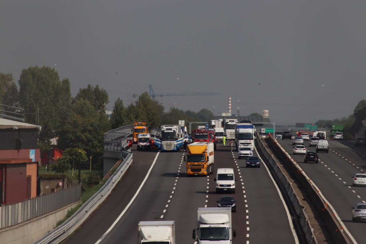 Incidente con mezzo pesante in A4. Intervengono elisoccorso e Vigili del fuoco