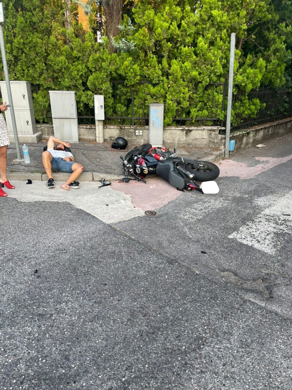 Travolto e lasciato sull’asfalto: è caccia al pirata della strada