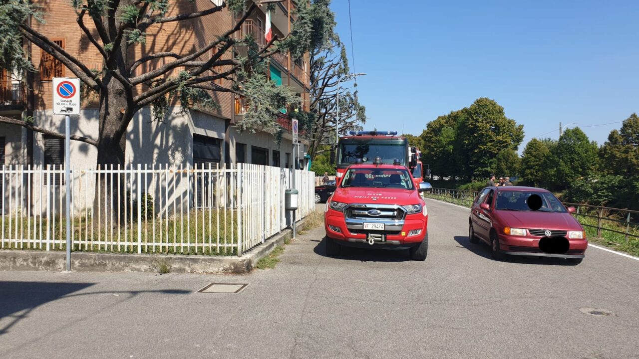 Vigili del Fuoco e Carabinieri lungo il Naviglio a Gorgonzola per prestare soccorso a una persona