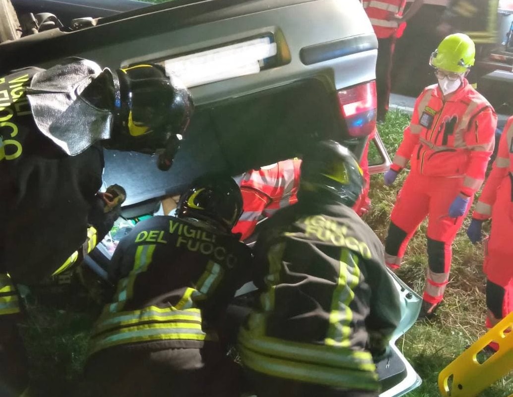 Auto si ribalta sulla Provinciale