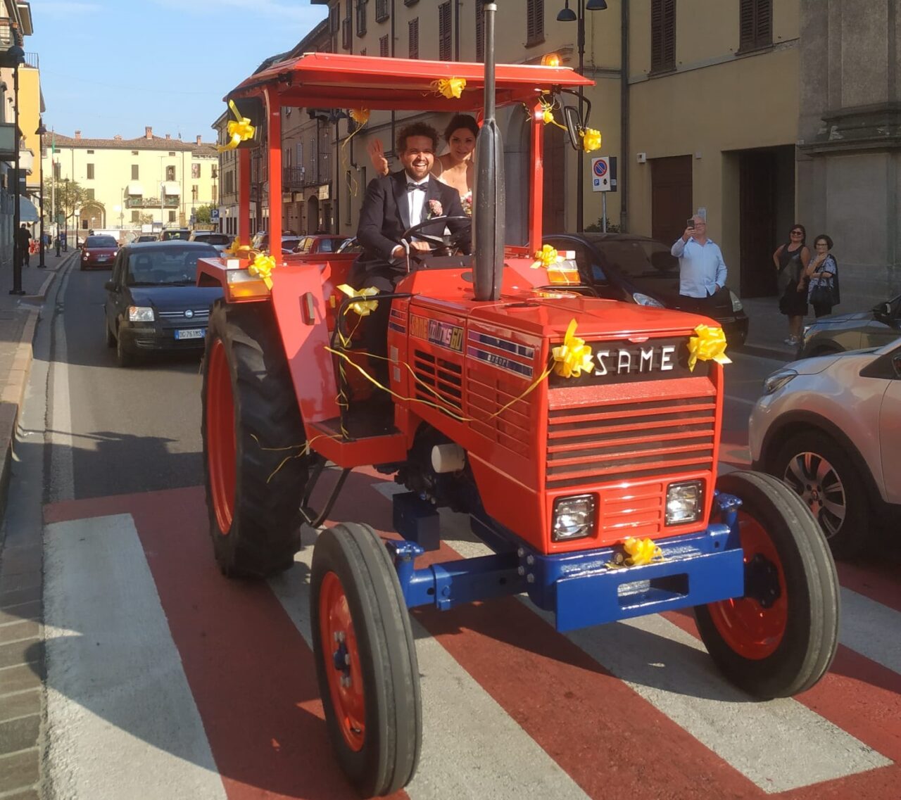 Si sposano a bordo di un trattore