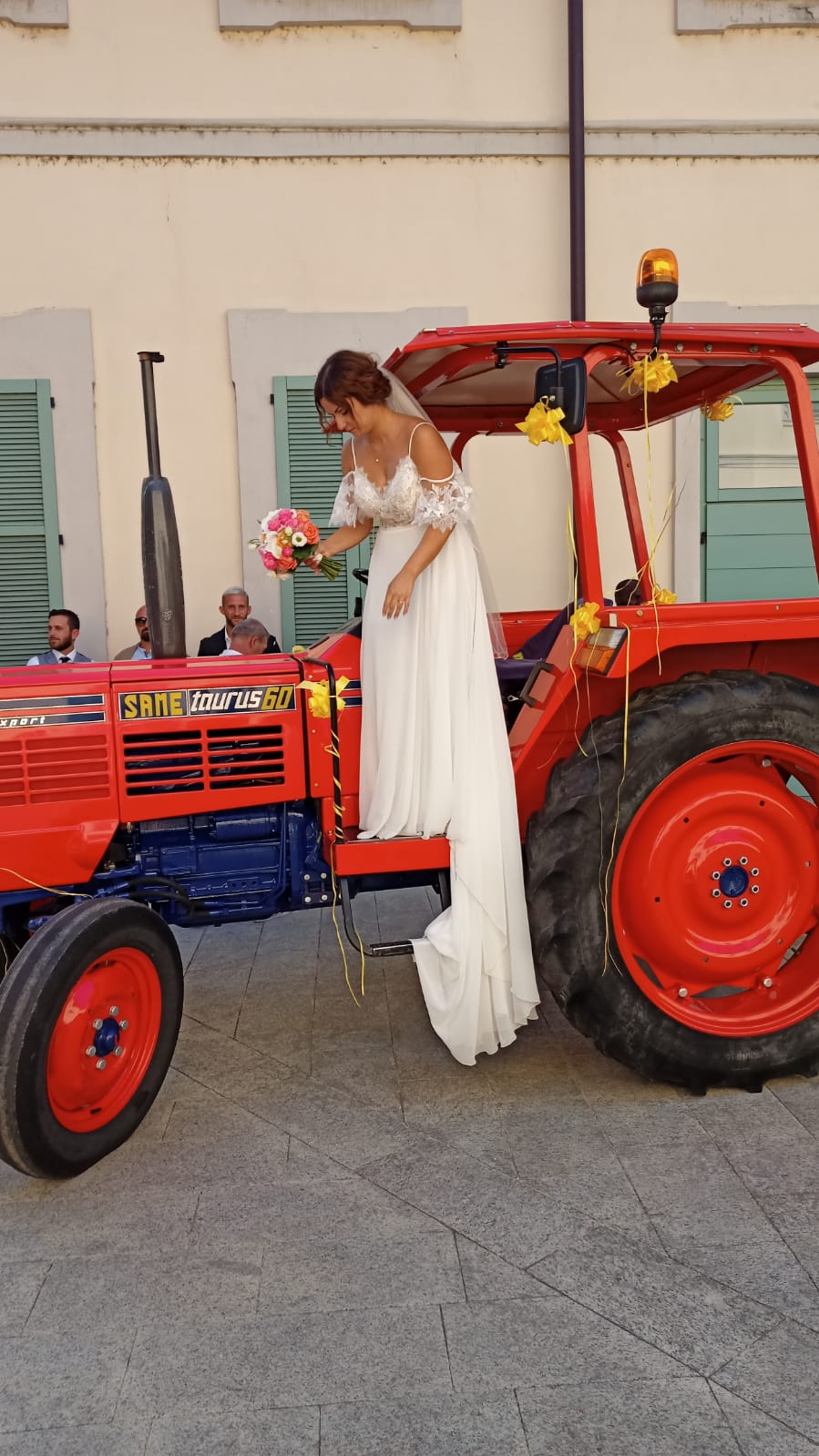 Cassano d'Adda si sposano a bordo di un trattore