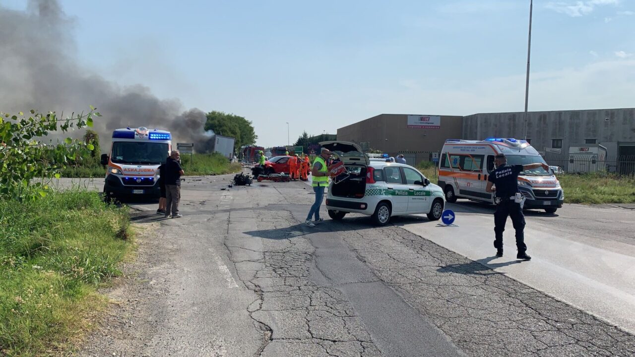 Scontro tra un’auto e un camion che prende fuoco. L’autista muore nel rogo del mezzo