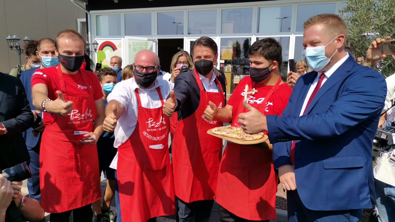 Giuseppe Conte visita PizzAut: “La legge sulle startup speciali è un dovere bipartisan”