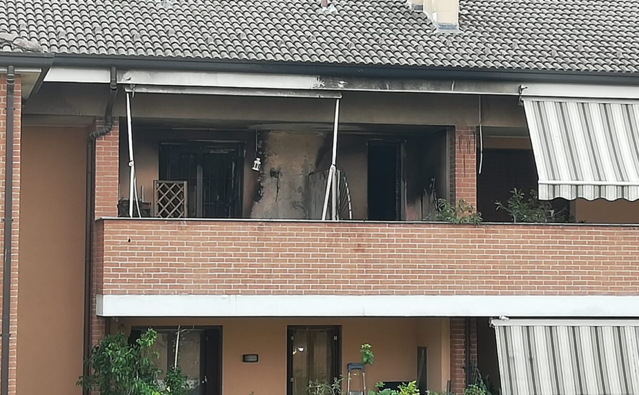 Incendio in una palazzina, due famiglie rimangono senza casa
