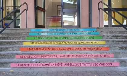 Una scalinata di gentilezza accoglie gli studenti al rientro a scuola