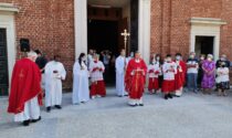 Benedetto il nuovo sagrato della chiesa a Pessano con Bornago