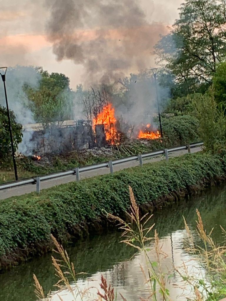 Incendio sull’alzaia del Naviglio. Vigili del Fuoco a Cassina de’ Pecchi