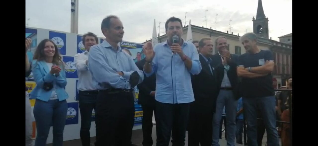 Dal pubblico piovono insulti a Salvini, lui ringrazia e risponde a tono (VIDEO)