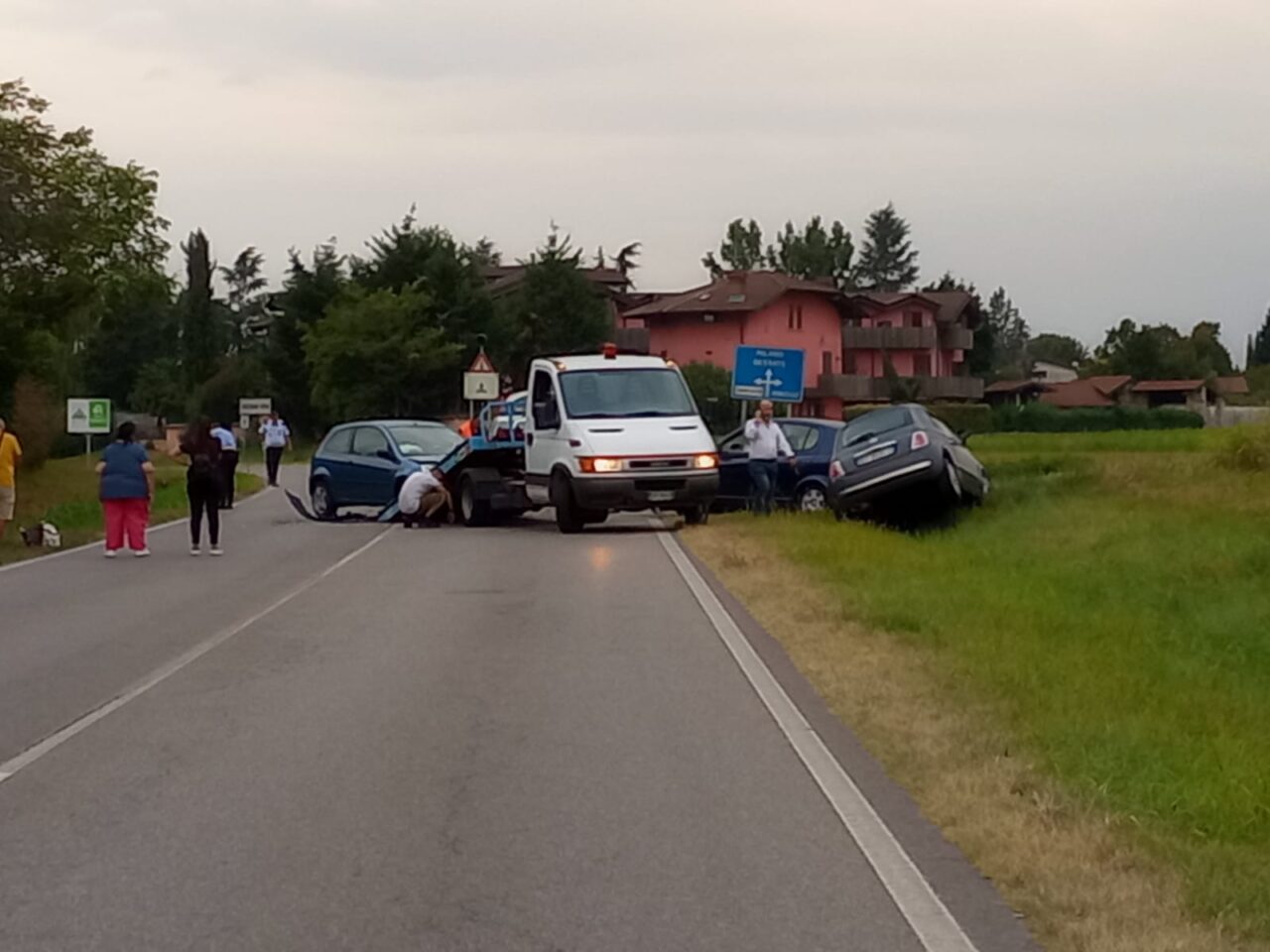 Frontale tra più auto, incidente poi la carambola sulla Provinciale