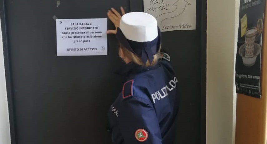 Non mostra il Green pass in biblioteca, arrivano i vigili
