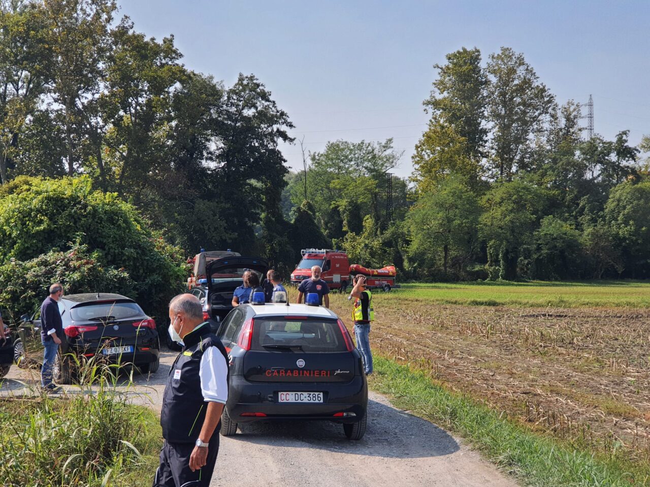 Anziano cade in acqua, paura al fiume