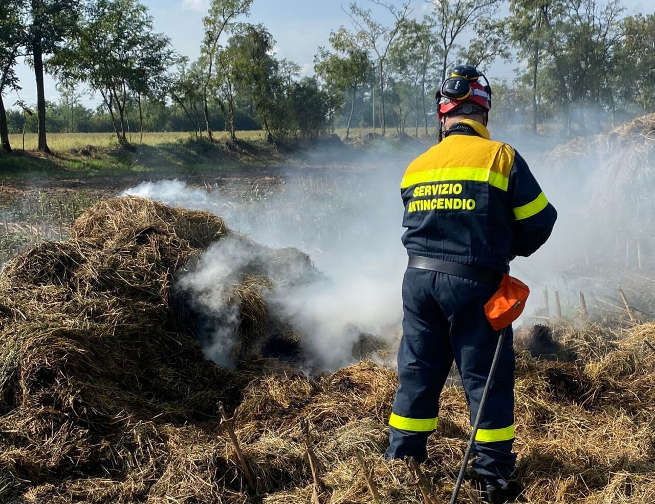 Fiamme in un fienile, intervengono pompieri e Protezione civile
