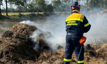 Fiamme in un fienile, intervengono pompieri e Protezione civile