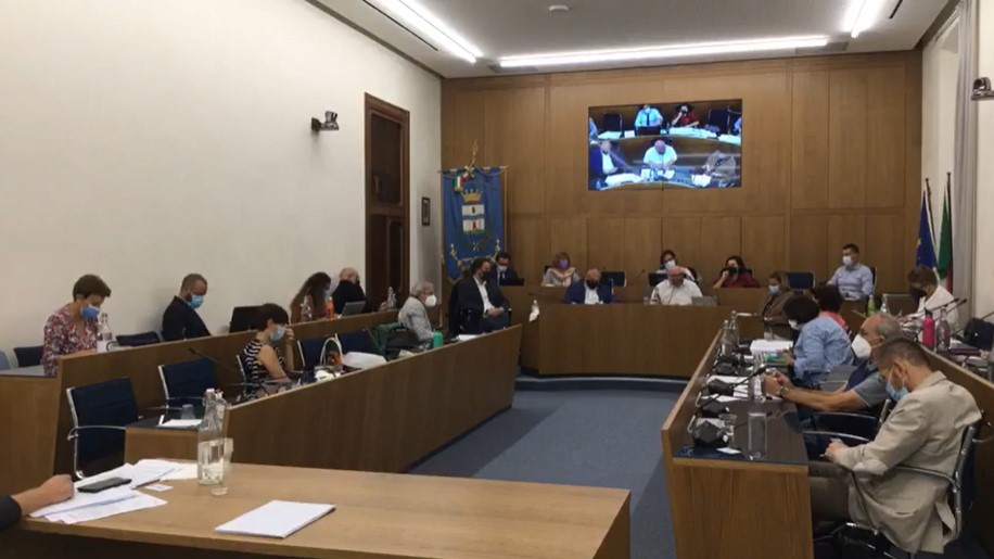Maggioranza in frantumi in Consiglio comunale. Amministrazione al capolinea?