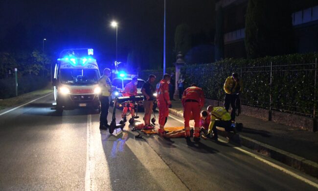 Cade dal monopattino preso a noleggio: trauma cranico per una donna di Carugate
