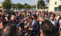 Giuseppe Conte a Pioltello: l'incontro coi militanti M5s e una corona di fiori per le vittime del deragliamento