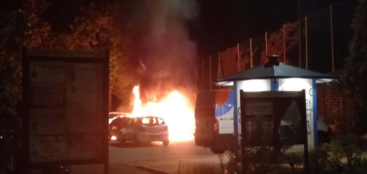 Incendio distrugge delle auto in sosta