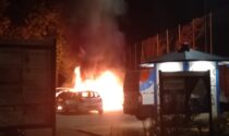 Incendio distrugge delle auto in sosta