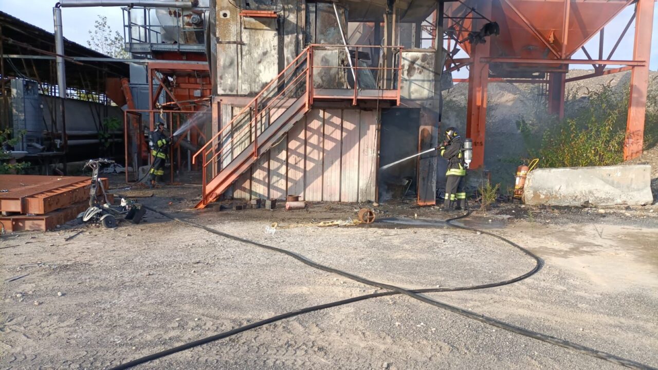 Incendio nell’azienda di bitume: la ciminiera è spenta da anni. Indagini in corso