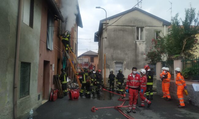 Fiamme in un’abitazione, deceduto un anziano
