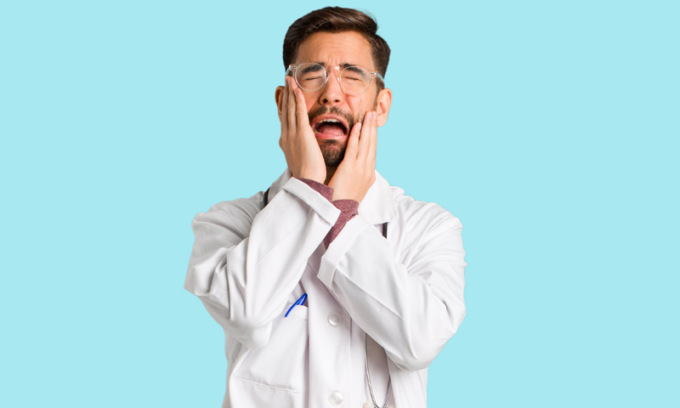 Un medico in fuga dopo solo due settimane