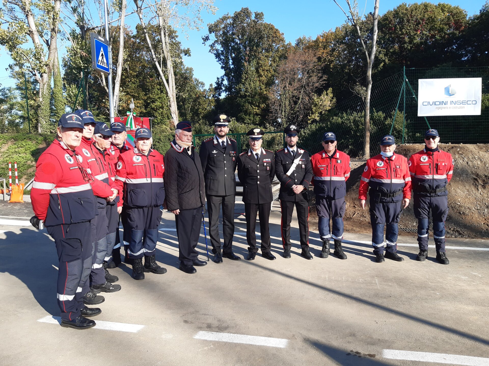 Membri dell'Anc di Vaprio d'Adda con il capitano Francesco Berloni dei Carabinieri