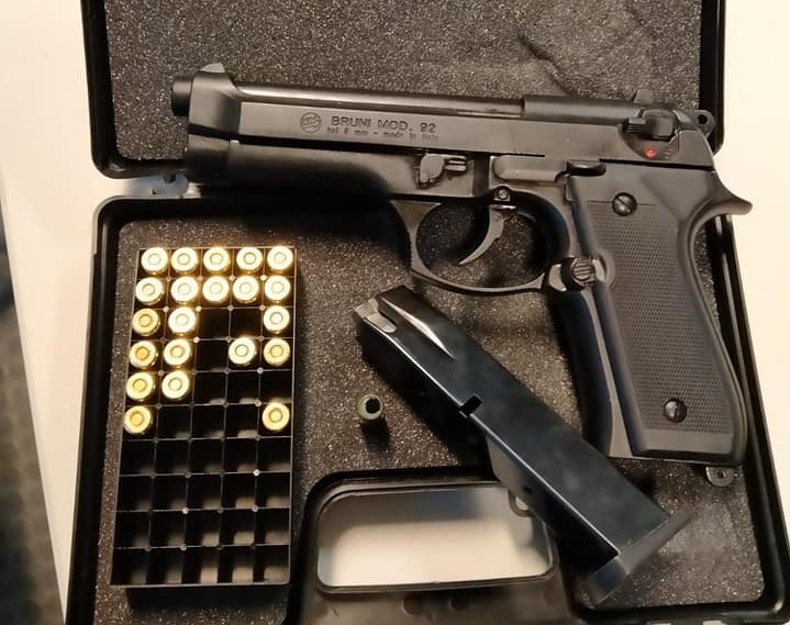 Spari in stazione, stava provando la pistola per la festa del matrimonio