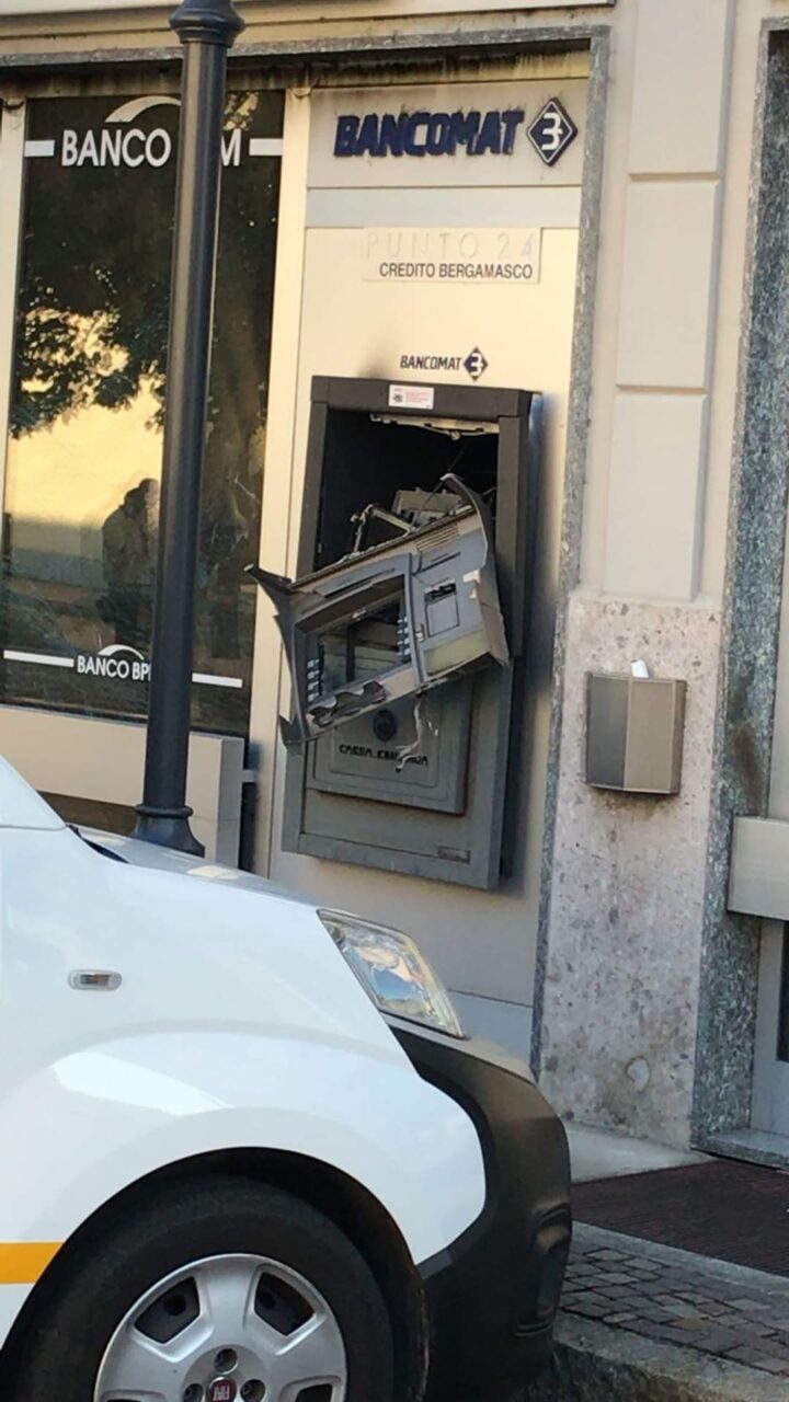 Fanno esplodere il bancomat ma… bruciano il contante